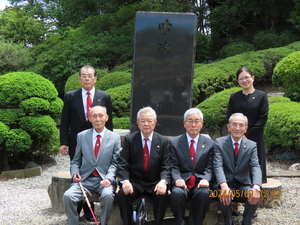 ⑨記念写真(吟魂碑の前で_三河岳精会).JPG