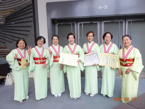 40.合吟コン優勝チーム記念撮影(六郷女子).JPG