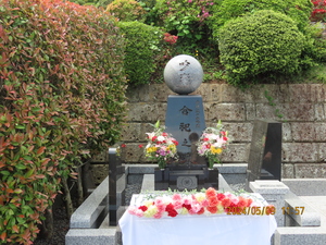 ⑦献花された合祀碑.JPG