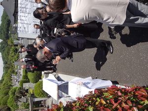 14．献花(井出社長).JPG