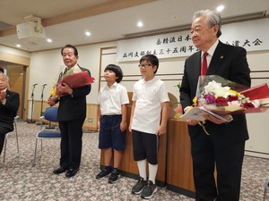 式典での花束贈呈：秋山支部長と宗家、花束ボーイズ