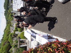 16．献花(家吉幹事長).JPG