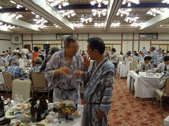 68.宴席の1コマ(旧交を温める).JPG