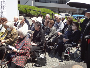 7．神妙な様子の参列者.JPG