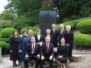 ⑧記念写真(吟魂碑の前で_多摩岳精会).JPG
