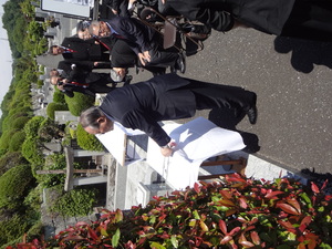 13．献花(杉田特別顧問).JPG