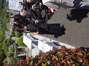 15．献花(宗嗣).JPG