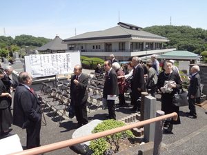 2．式典に集まる皆さん.JPG