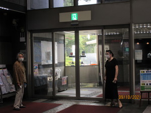 2)会館入口での検温チーム.JPG