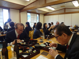 20．食事が始まれば無心に食べる.JPG